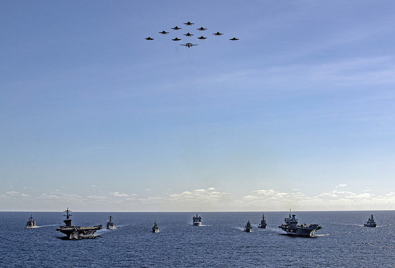 由英國航空母艦「威爾斯親王號」(右前)領軍的打擊群18日在澳洲歷來最大規模「護身軍刀」軍演期間,與美國航艦「喬治華盛頓號」(左前)領軍的打擊群首度展現英美「雙航艦」打擊群編隊航行操演陣容。 圖:英國國防部提供