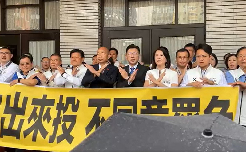 立法院長韓國瑜、立法院副院長江啟臣與國民黨立委向民眾喊話不支持罷免。   圖：擷取自國民黨團臉書