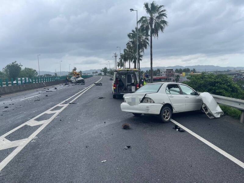 85歲陳姓老翁行駛國道3號屏東九如段匝道後突然迴轉，一部行駛在國道上的汽車閃避不及發生撞擊，造成2車駕駛受傷。   圖：警方提供