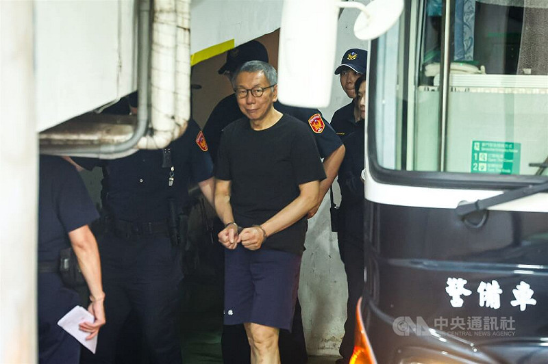 台北地方法院審理京華城案，24日提訊前台北市長柯文哲（前中）。（中央社檔案照片）   