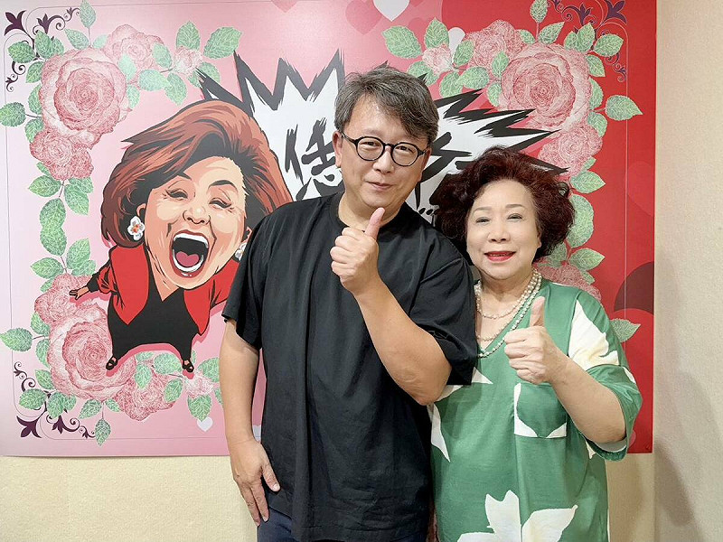黃越綏於臉書表示，已透過50萬粉絲社群平台發揮宣傳力，並訪談多位民團與意見領袖擴大罷免聲量。圖為她與曾獲金馬獎最佳紀錄片導演-楊力州合影。   圖：翻攝自黃越綏　臉書專頁