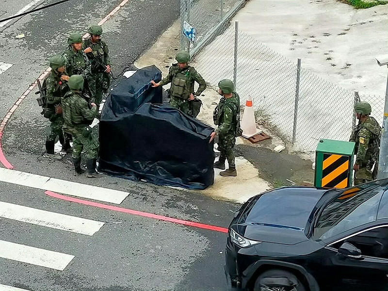 事實查核中心指出,畫面中的菜籃實為「假工事」,屬於刻意設置的欺敵設施。 圖:翻攝自臉書「世界特種部隊與軍武資料庫」粉絲專業