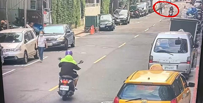 計程車司機李汶融，因不滿鄰居長期製造噪音，情緒失控，拿起蒙古刀刺死鄰居，出門巧遇巡邏警員，當場坦承「我殺了人」。   圖：民眾提供