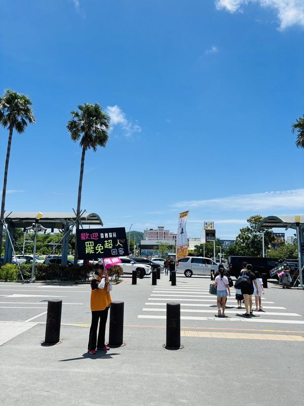 花東民眾站街頭舉標語迎歸人，讓看到的民眾不禁哽咽稱「大罷免真的全台開花了」。   圖：民眾提供