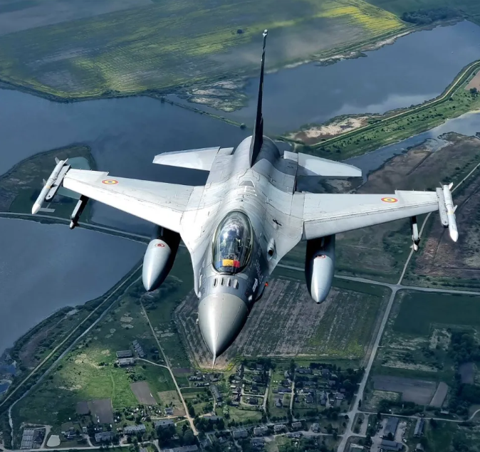 為應對潛在威脅,羅馬尼亞第 86 空軍基地緊急出動 2 架 F-16AM 多用途戰機升空偵察,並通報民航協調機構同步啟動聯合空情監控。 圖:翻攝自騰訊網 為應對潛在威脅,羅馬尼亞第 86 空軍基地緊急出動 2 架 F-16AM 多用途戰機升空偵察,並通報民航協調機構同步啟動聯合空情監控。 圖:翻攝自騰訊網