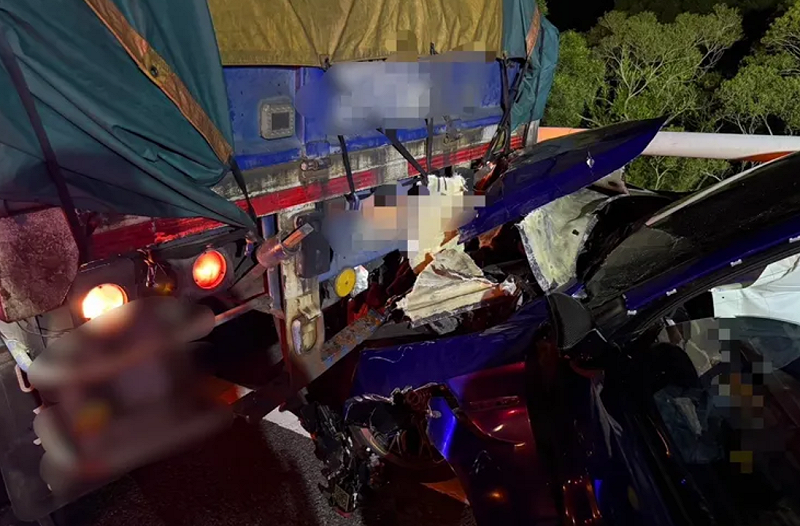 一名28歲的張姓男子酒後駕駛百萬的藍色瑪莎拉蒂跑車，高速追撞前方聯結車，猛烈撞擊導致車頭全毀，駕駛座嚴重變形。   圖：民眾提供