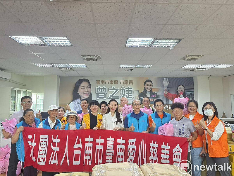 台南市台南愛心慈善會與台南市議員曾之婕共同舉辦一場溫馨的捐助活動，共有東區31戶日常生活陷入困頓、又無法申請社會局援助的邊緣戶獲得捐助，每戶獲贈現金2千元及生活物資一批。   圖：黃博郎／攝