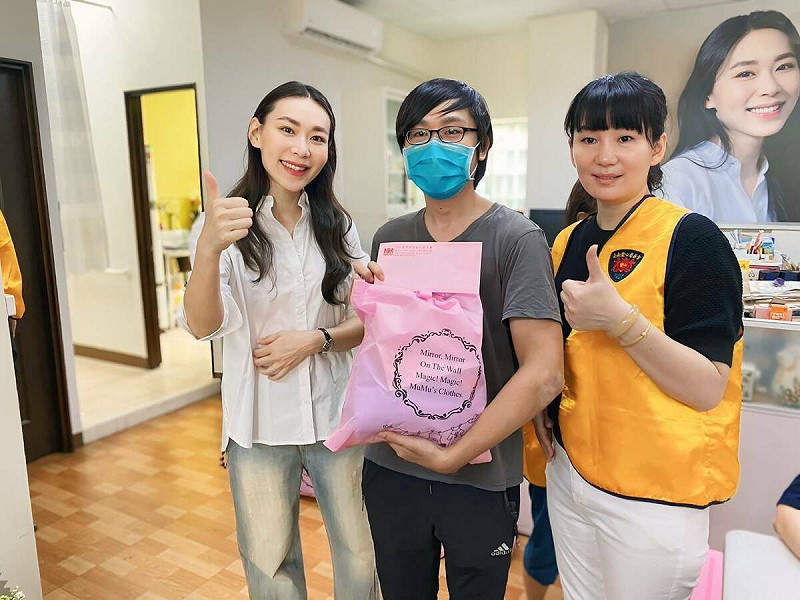 台南市台南愛心慈善會與台南市議員曾之婕共同舉辦一場溫馨的捐助活動,共有東區31戶日常生活陷入困頓、又無法申請社會局援助的邊緣戶獲得捐助,每戶獲贈現金2千元及生活物資一批。 圖:黃博郎/攝
