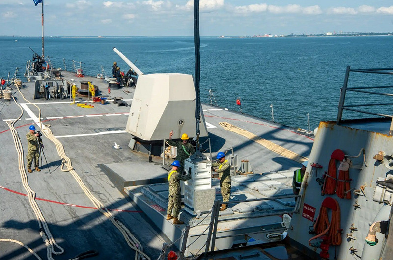 美國海軍進行垂直發射系統(VLS)海上再裝填技術測試。圖為傳統起重機吊掛。 圖:翻攝U.S. Navy