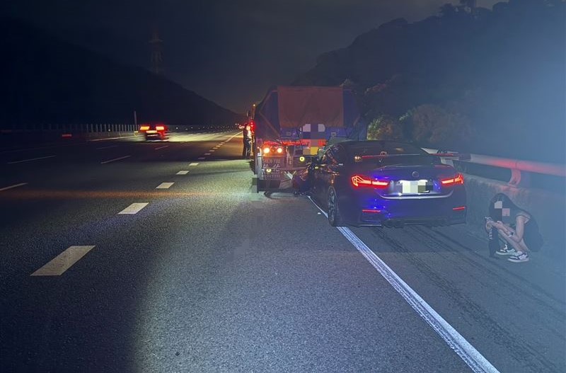 瑪莎拉蒂跑車在國道追撞前方聯結車，造成男駕駛傷重不治，女乘客輕傷。   圖：民眾提供