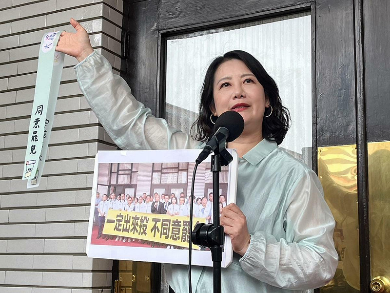 立法院長韓國瑜陪同藍委在議場前反罷免，民進黨團幹事長吳思瑤怒批，在拍畢業照？   圖：金大鈞/攝