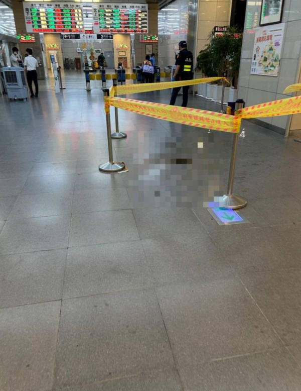 28歲黃姓男子不顧法院核發的保護令，持水果刀在車站剪票口砍傷27歲前女友及其母親。   圖：臉書「爆料公社」粉專