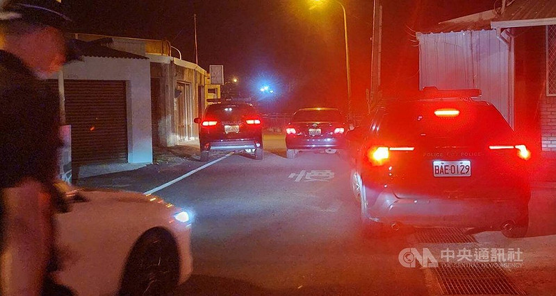澎湖馬公地區24日晚間接連發生治安事件，其中一起在西衛大廟前，疑似有民眾持刀喧鬧，警方出動快打部隊前往處理，西衛村道上警示燈閃爍。中央社  114年7月25日   