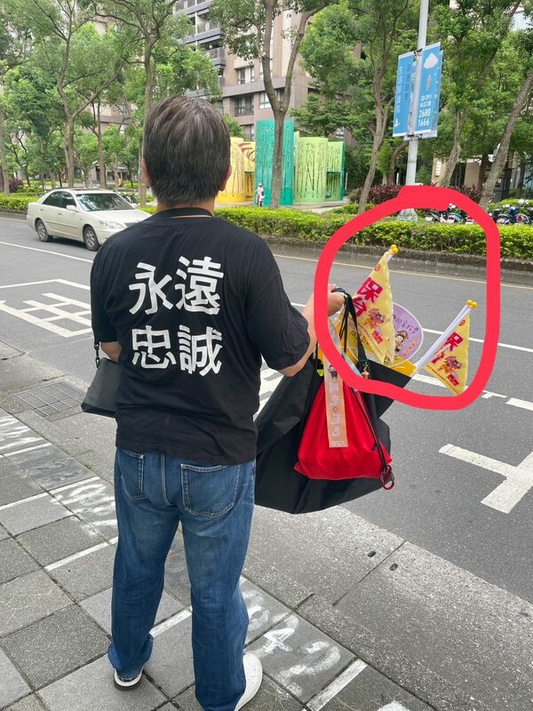 民眾攜帶罷免相關字樣扇子搭捷運，遭保全人員認為有爭議。   圖：翻攝自Threads