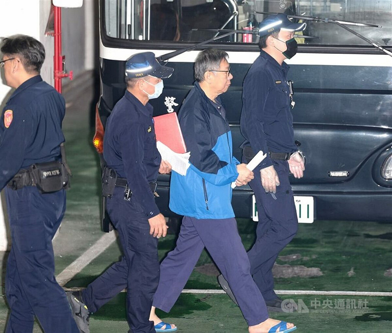 台北高等行政法院25日駁回柯文哲（右2）聲請准予行使罷免投票的假處分。（中央社檔案照片）   