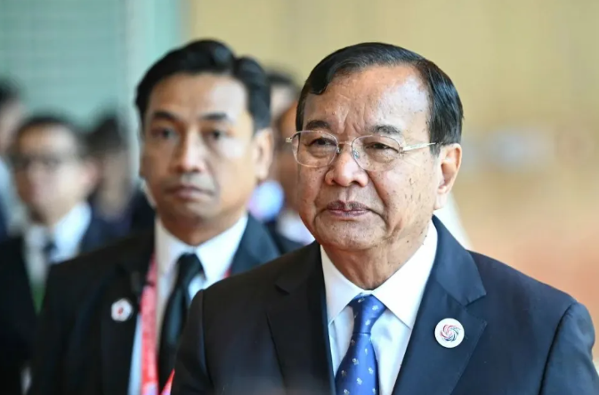 針對局勢升溫,柬埔寨副首相兼外交大臣布拉索昆(Prak Sokhonn)25 日召集美國、中國等多國駐柬使節及國防武官,通報邊境局勢進展,並重申柬方堅持和平解決邊界爭端。