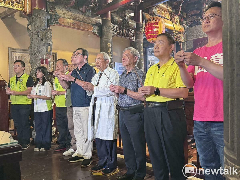 李茂盛(由左至右第六位)與百工百業代表至元保宮祈福,強調此次行動是為守護家園、守護自由民主。 圖:林怡伶/攝