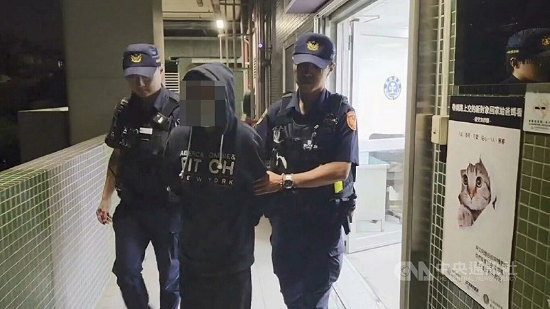 28歲黃姓男子（中）24日在台鐵豐原車站剪票口前與前女友黃女口角，持刀劃傷黃女與其母，警方到場將黃男壓制逮捕。台中地檢署表示，黃姓男子25日經檢察官複訊後，下午向法院聲請羈押。（翻攝照片）中央社記者蘇木春傳真　114年7月25日   