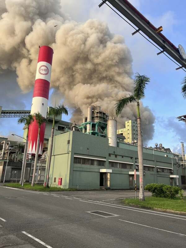 三元能源科技電池廠爆炸起火，當地小港里號召居民7月30日上午前往工廠抗議。   圖：翻攝賴瑞隆臉書