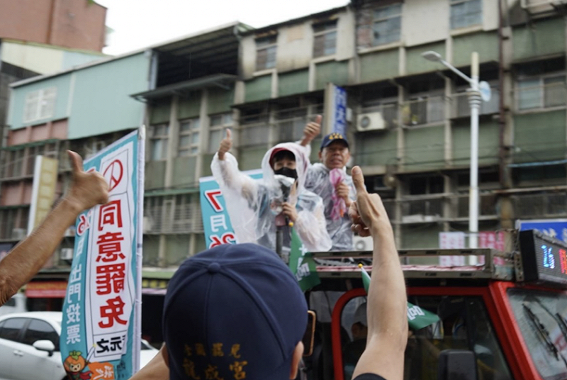 新北板橋被視為此次罷免關鍵戰區，今（25）日戰火升溫，藍綠雙方全面開打陸戰。   圖：取自罷免團體「板橋大刪元」臉書
