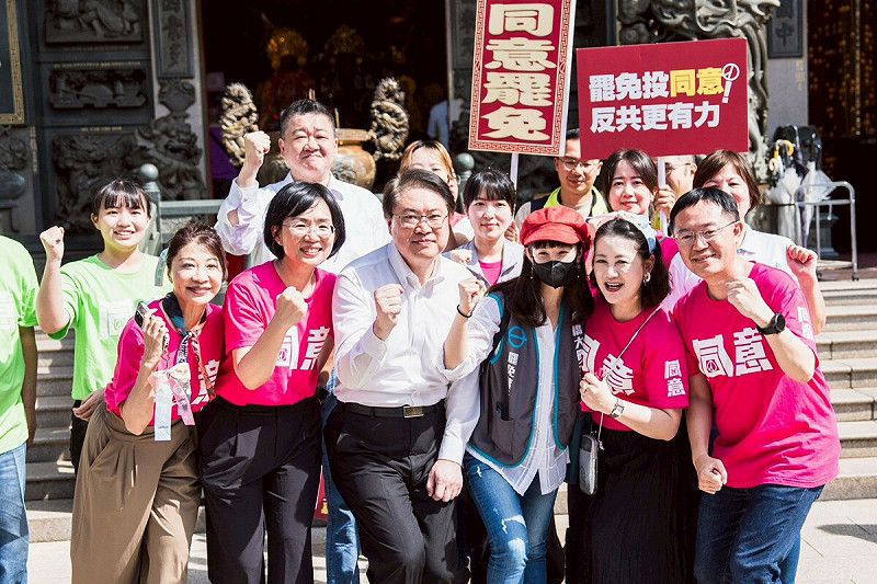 新北板橋被視為此次罷免關鍵戰區，今（25）日戰火升溫，藍綠雙方全面開打陸戰。   圖：取自罷免團體「板橋大刪元」臉書