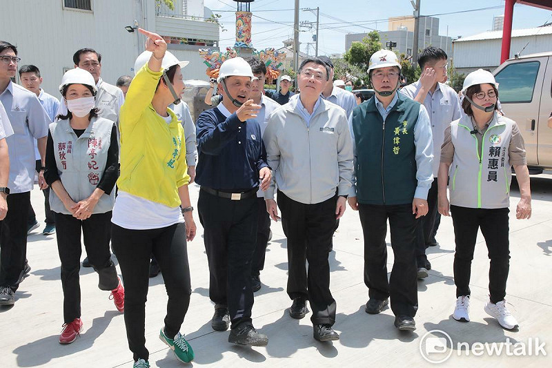 為掌握丹娜絲風災後復原進度，行政院長卓榮泰南下與台南市長黃偉哲前往七股與將軍了解通訊設施恢復與受損民宅修繕狀況，並向「做工行善團」、慈濟基金會等第一線協助弱勢災民修復家園的團隊表達慰勞。   圖：台南市政府提供