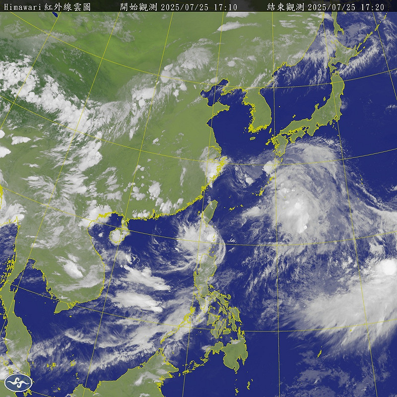 衛星雲圖顯示，台灣分別被南方的竹節草颱風和東北方的TD10圍繞。   圖：翻攝自中央氣象署官網