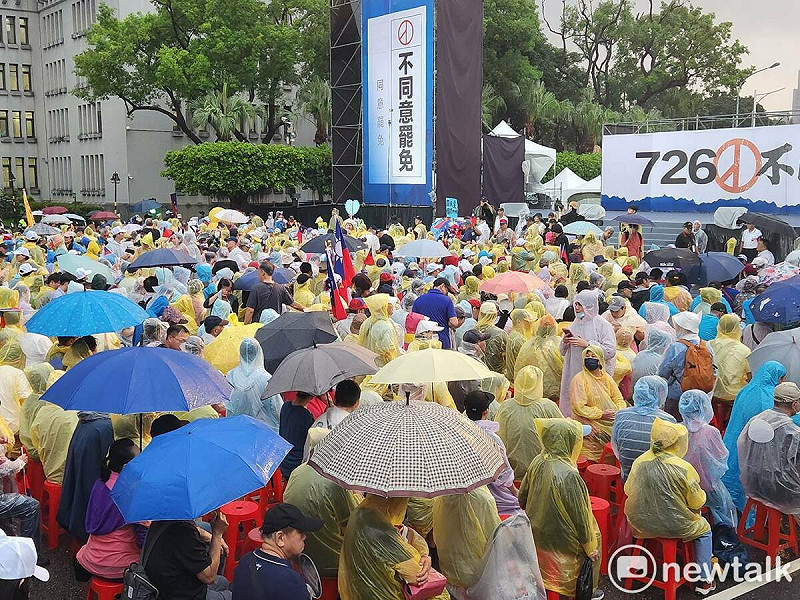 國民黨的凱道選前之夜,在接近活動開場前,最靠近舞台的座位區仍有空位。 圖:黃建豪/攝