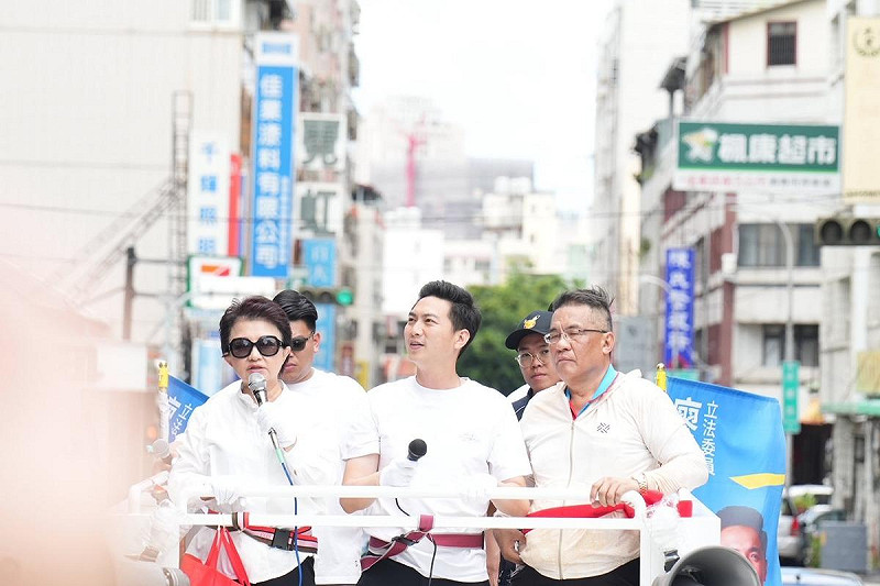 為防止民進黨封殺民生法案,廖偉翔上午堅守國會、午後回中市合體掃街,盧秀燕一路力挺相伴。 廖偉翔服務處/提供