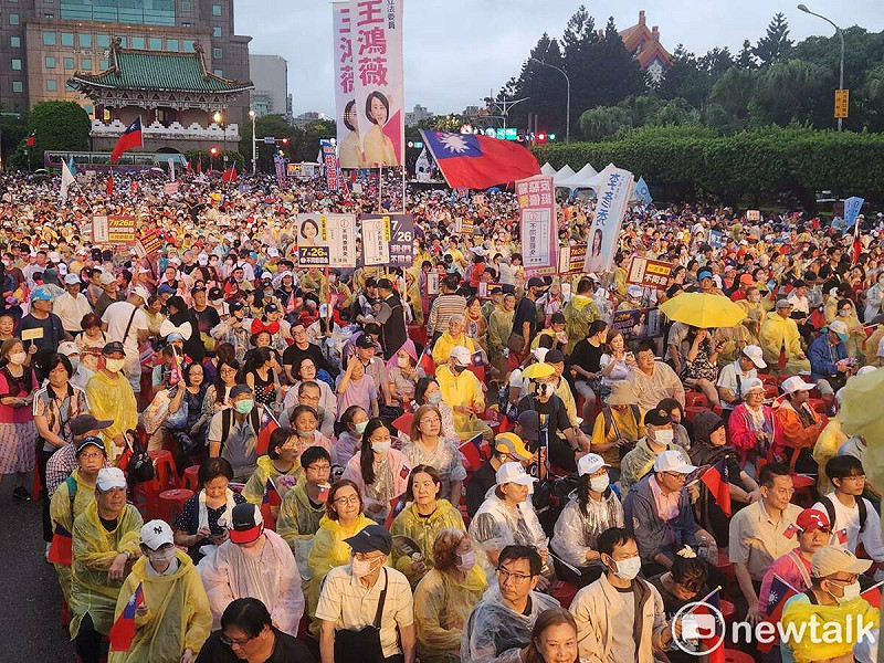 國民黨在凱道的選前之夜,民眾高呼「賴清德下台」。 圖:黃建豪/攝