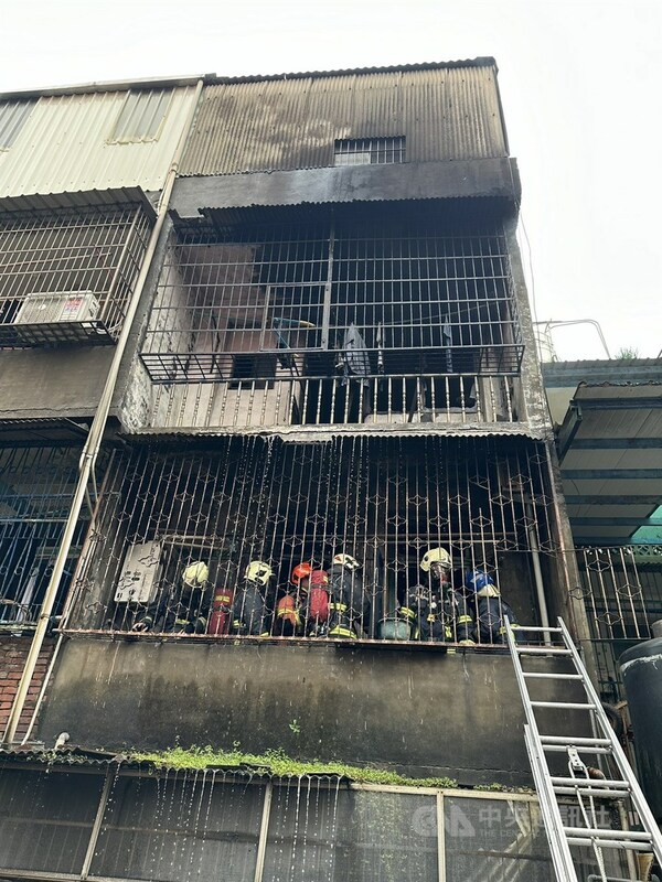 新北市鶯歌區一處住宅4月2日發生火警，消防獲報到場灌救，黃姓男屋主自行逃生，黃男妻子張女及女兒救出時，明顯死亡未送醫。中央社記者趙敏雅攝 114年4月2日   