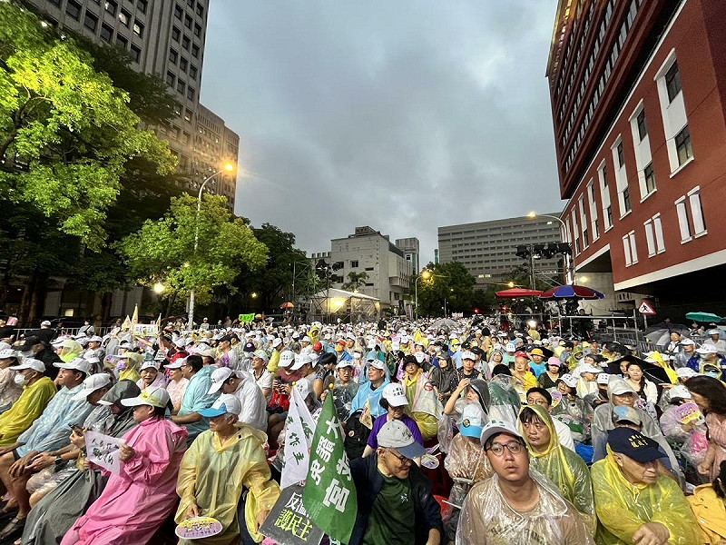 反共護台志工聯盟今晚重返濟南路舉辦「為民主守夜 公民集氣晚會」活動。   圖：金大鈞/攝