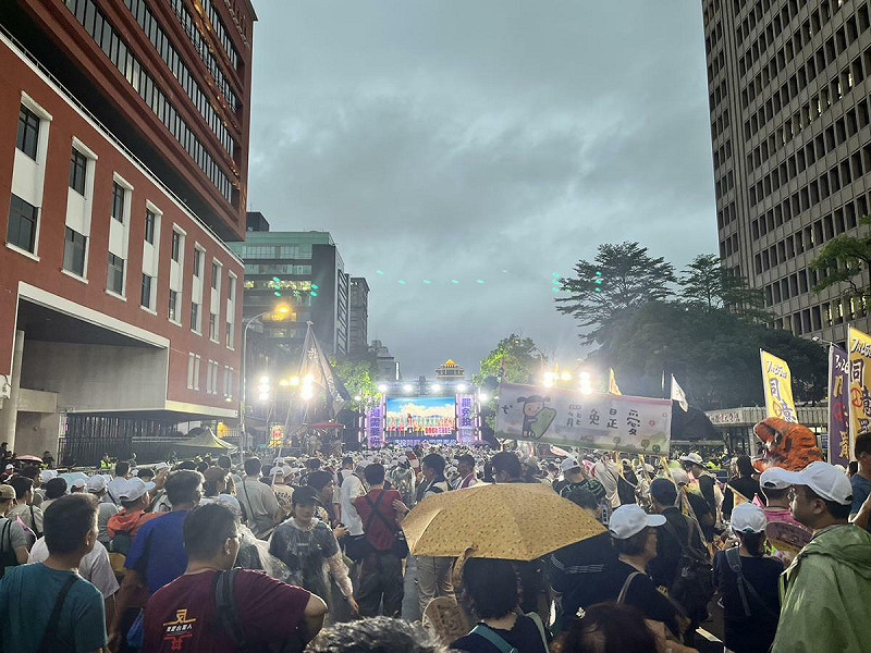 反共護台志工聯盟今晚重返濟南路舉辦「為民主守夜 公民集氣晚會」活動。 圖:金大鈞/攝