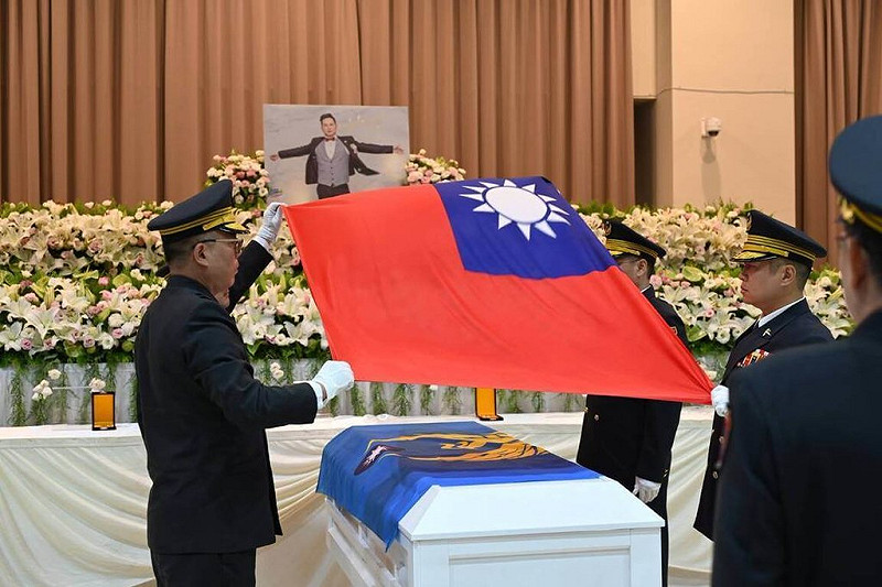 消防員吳恩碩為救溺不幸殉職，入殮禮拜25日低調舉行，現場由新北市消防局簡任技正鍾世銘及多名大隊長進行覆棺儀式，覆蓋消防旗及國旗。（新北市消防局提供）中央社記者趙敏雅傳真  114年7月25日   