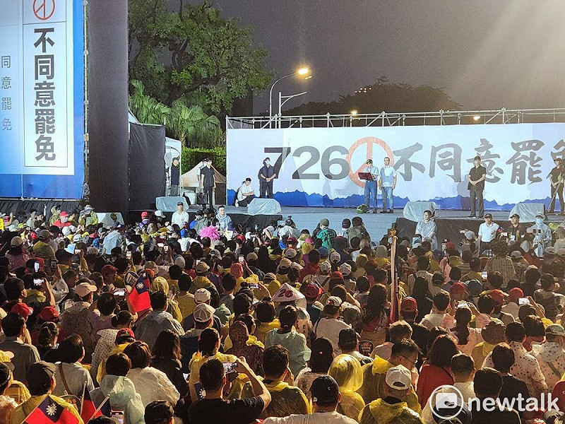 國民黨在凱道舉辦的罷免選前之夜,宣布現場達到6萬人。 圖:黃建豪/攝
