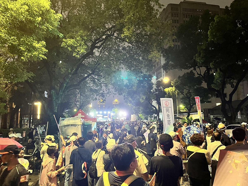 罷團反共護台志工聯盟今日重返立院舉辦晚會，人潮已蔓延至中山南路。   圖：金大鈞/攝