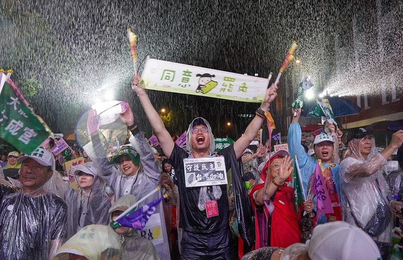 罷團濟南路晚會，支持者在大雨中高喊：「大罷免大成功！」   圖：張良一/攝