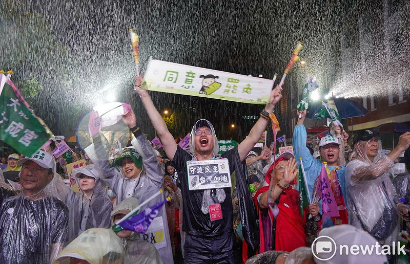 大罷免投票前夕，罷團濟南路晚會號稱現場有十萬群眾，支持者在大雨中高喊：「大罷免大成功！」   圖：張良一/攝