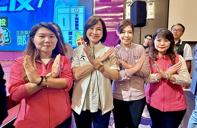 柯志恩(左二)、李雅靜(左一)、陳玫娟(右一)北上新竹力挺遭惡罷的高虹安(右二)。 圖:國民黨高雄市黨部/提供