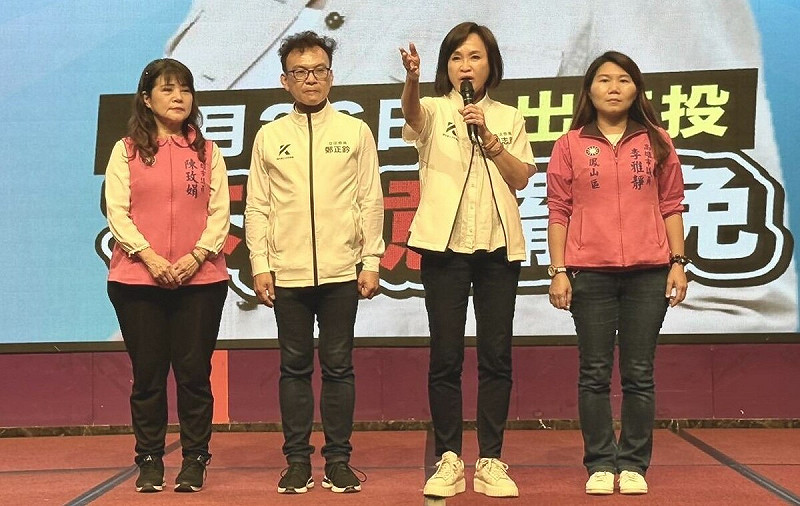 柯志恩(右二)、李雅靜(右一)、陳玫娟(左一)北上新竹力挺遭惡罷的鄭正鈐(左二)。 圖:國民黨高雄市黨部/提供