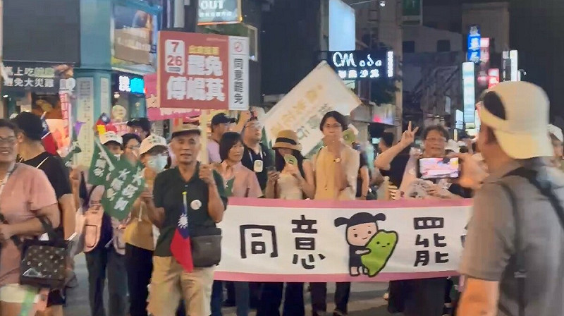 罷免傅崐萁公民大遊行人龍看不到盡頭。   圖：民眾提供