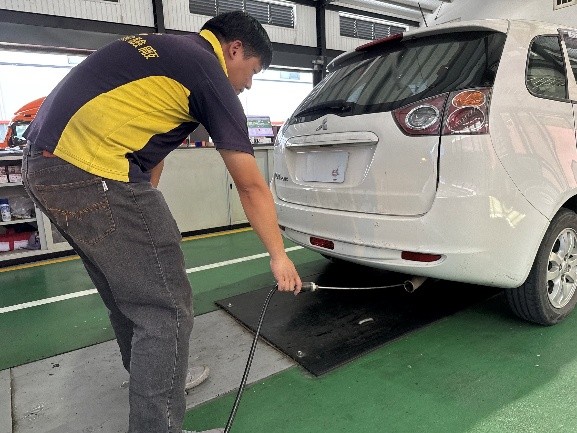 南投縣環保局指出，根據環境部公告之新法，汽油車輛排氣檢測標準與設備將更加嚴謹。   圖：南投縣環保局/提供