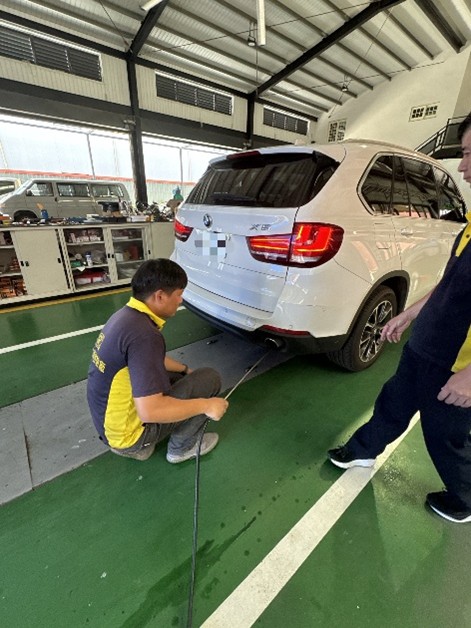 南投縣環保局表示，汽油車排氣雖不像柴油車黑煙明顯，但若保養不當，排出的污染物如：一氧化碳、碳氫化合物等，仍會對人體與環境造成長期危害。   圖：南投縣環保局/提供