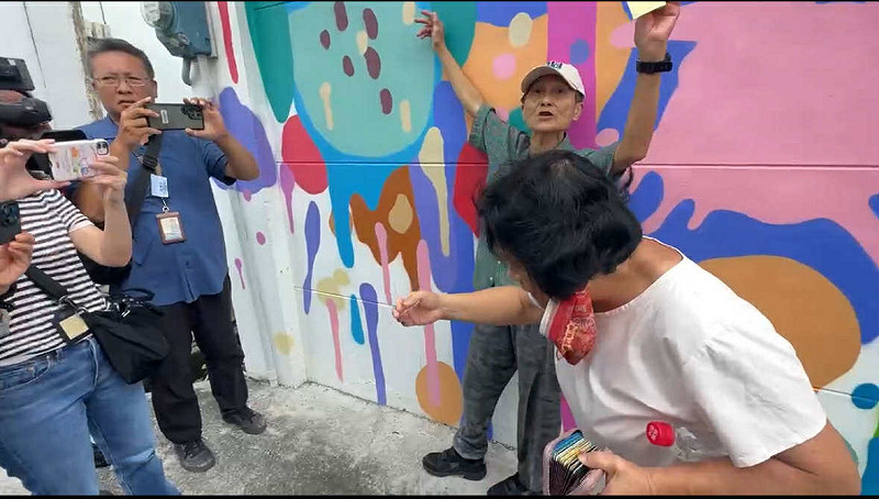 葉霸遭攔阻叫罵、逼到牆角，婦人行為恐涉及妨害自由。   圖/民眾提供