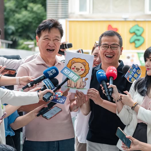 遭罷免的國民黨立委羅智強陪同戰鬥藍領袖趙少康投票，趙少康主動亮票給媒體拍攝。   圖：翻攝趙少康臉書