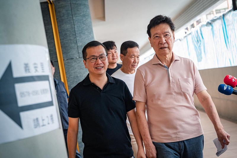 趙少康在國民黨立委羅智強的陪同下前往投票。   圖：羅智強辦公室提供