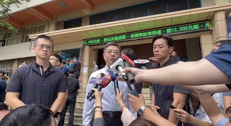 行政院長卓榮泰在履行完投票義務後，在所外進行媒體採訪。   圖：擷自民眾提供影片