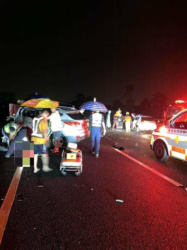 國道3號南下南投路段26日發生死亡車禍，1輛逆向車輛往北行駛，國道警察設2處攔截點，均未停車，在南向244.5公里處與1輛南向車輛對撞，造成2名駕駛死亡。（警方提供）中央社記者黃國芳傳真　114年7月26日   