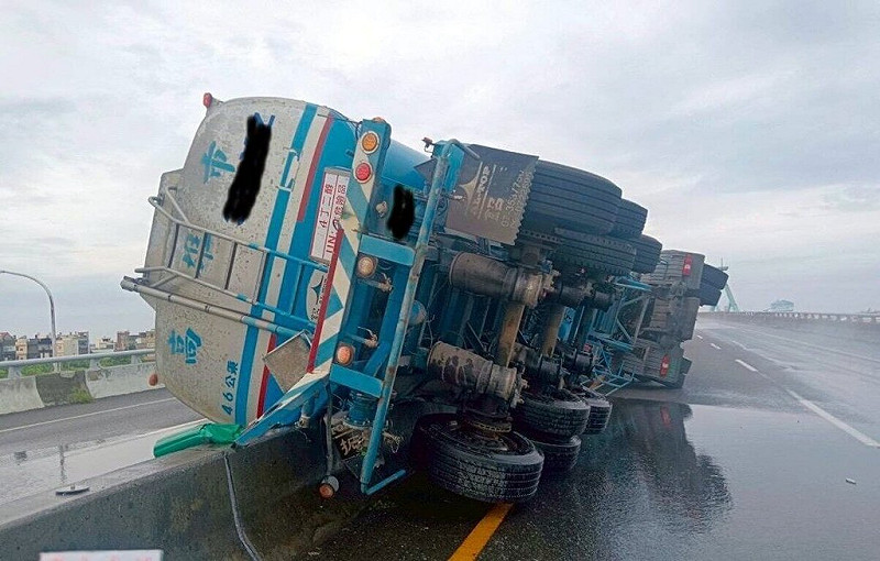 台61線南下271.5公里處（布袋路段）26日發生1輛油罐車側翻事故，駕駛輕傷，現場因有易燃物質四丁二醇洩漏，封閉南下車道。（嘉義縣政府提供）中央社記者黃國芳傳真  114年7月26日   