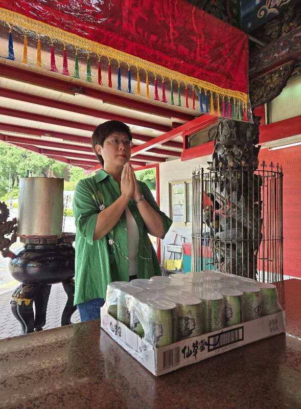 新竹雙罷發言人林志潔於投票前向土地公祈福，願民主大勝利。   圖：翻攝自林志潔臉書